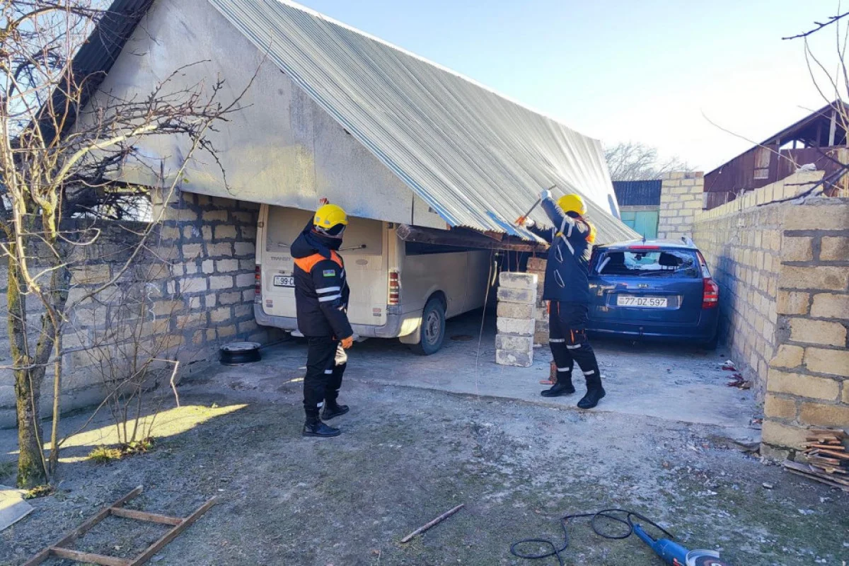 Güclü külək talvarı maşınların üzərinə aşırdı