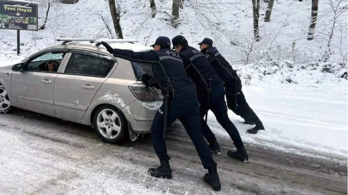 Polis əməkdaşları yolda qalan sürücülərə kömək etdi FOTO