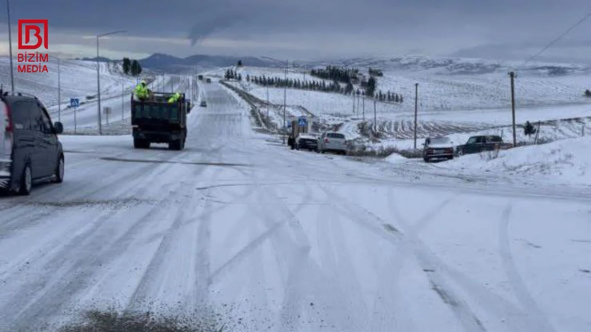 Sürücülərə XƏBƏRDARLIQ: BakıŞamaxıYevlax yolu BUZ BAĞLADI FOTO