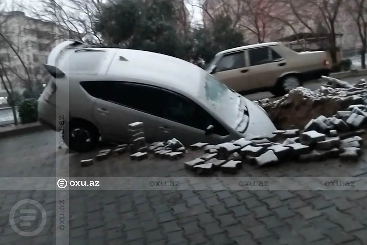 Abşeronda Prius xəndəyə düşdü