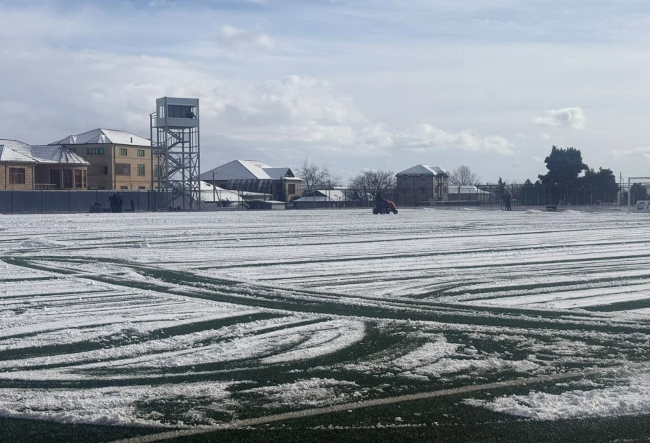 Şamaxı şəhər stadionu qardan təmizlənir, oyun təxirə salınmayacaq FOTO AZƏRTAC