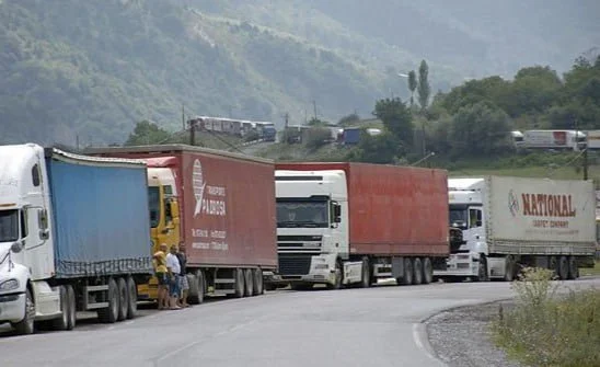 Yuxarı Lars yolu BAĞLANDI Ermənilərin 500ə yaxın yük maşını Rusiyaya keçə BİLMİR