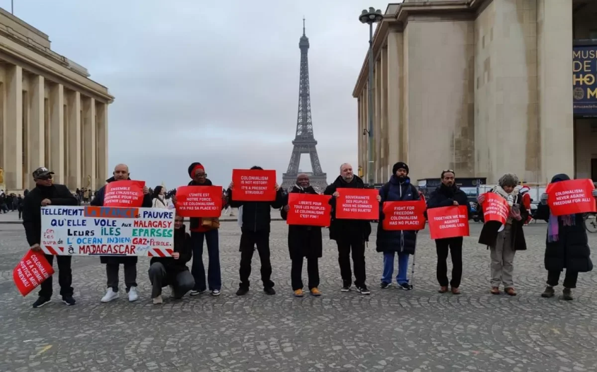 В Париже прошла акция против колониальной политики Франции ФОТО