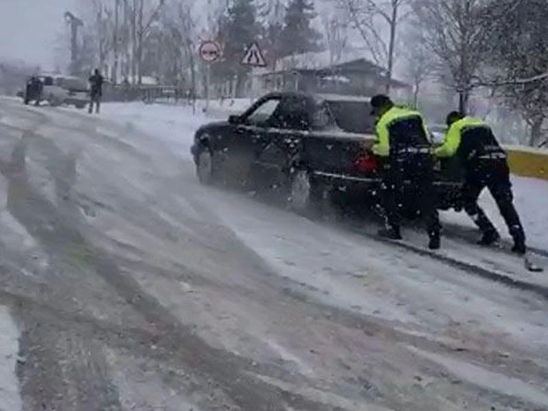 BakıŞamaxı yolu buz bağladı maşınların hərəkəti iflic oldu