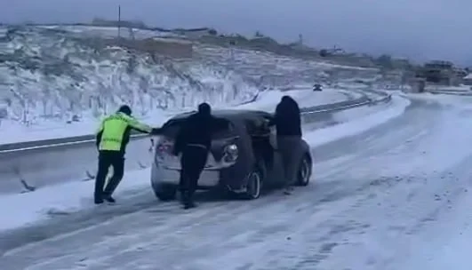 Buz bağlayan BakıŞamaxı yolunda SON DURUM VİDEO