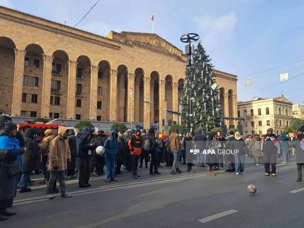 Gürcüstanda prezident seçkiləri ilə bağlı parlament binasının qarşısında aksiya keçirilir FOTO