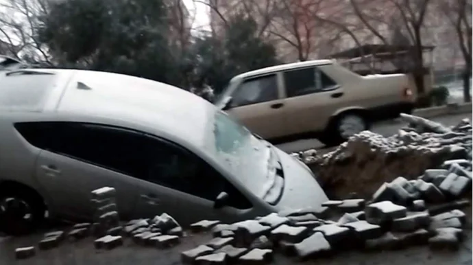 Bakıda “Toyota” qurumun qazdığı XƏNDƏYƏ DÜŞDÜ VİDEO