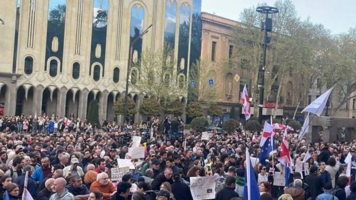 Etirazçılar Gürcüstan parlamentinin binası qarşısında toplaşmağa başlayıblar Doğru Xəbərlər