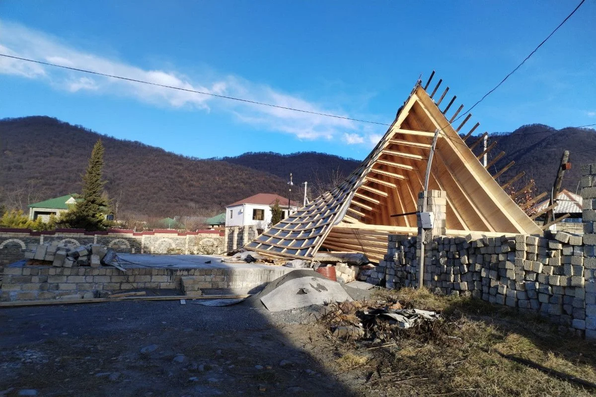 Evlərin dam örtüyü uçdu, işıq xəttləri qırıldı Küləyin fəsadları / FOTO