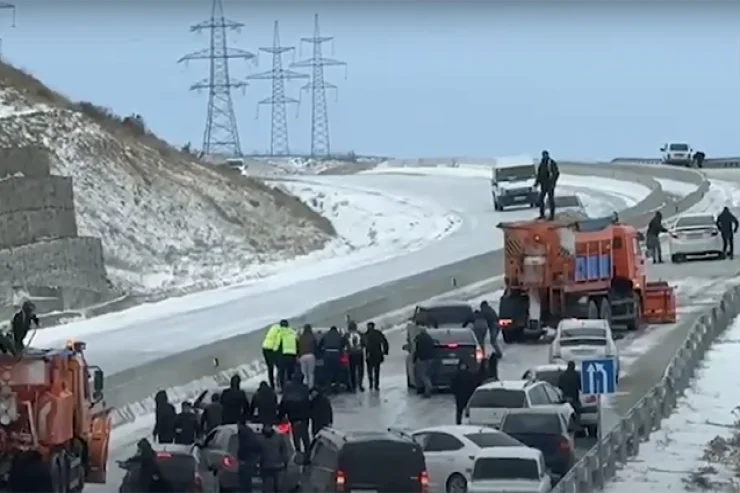 BakıŞamaxı yolunu buz bağladı, maşınlar yolda qaldı VİDEO