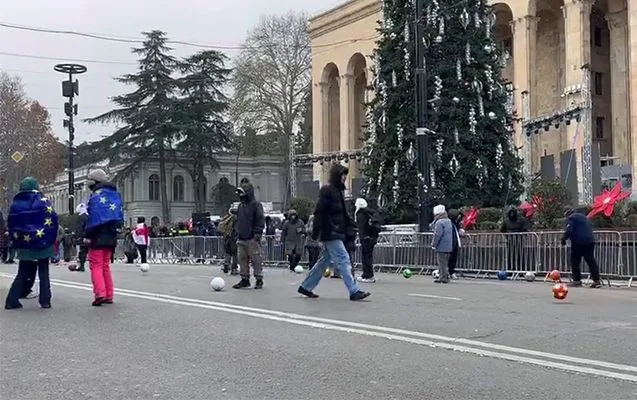 Seçkilərə etiraz olaraq parlament önündə futbol oynadılar VİDEO