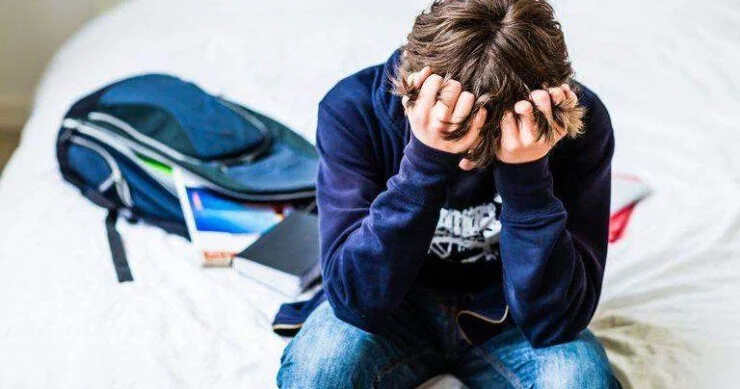 Yeniyetmə sevgilisinin anasını və onun iki uşağını öldürdü