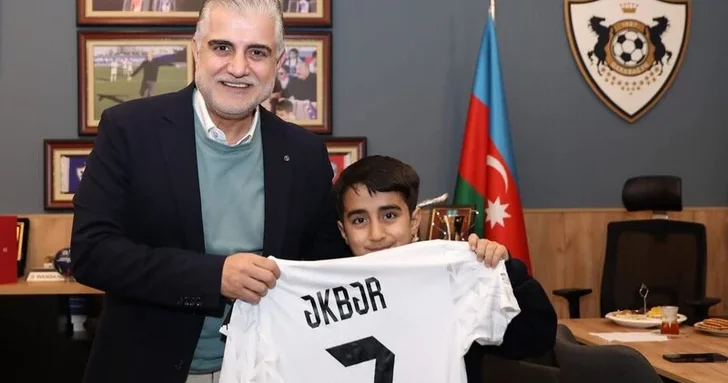 Президент Карабаха встретился с юным болельщиком из приюта