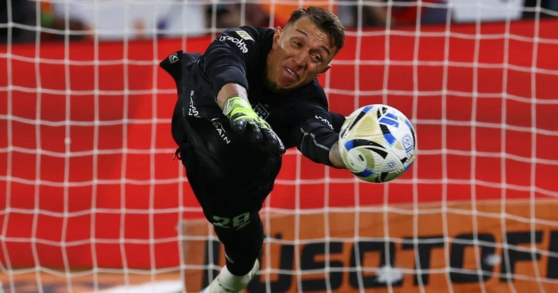 Qalatasaray ın keçmiş qapıçısı komandasını çempion etdi VİDEO