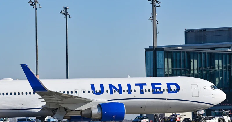 У самолёта United Airlines отказал двигатель во время полёта в Японию