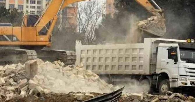 Bakıda daha bir məşhur universitet binasında SÖKÜNTÜ VƏ TƏMİR