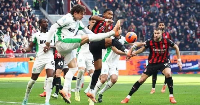 Milan liderlik yolunda büdrədi