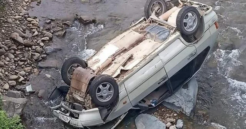 Qusarda avtomobil dərəyə aşıb, 2 nəfər ölüb, 4 nəfər yaralanıb