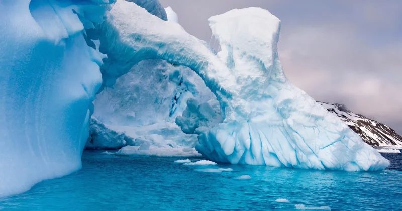 İsti su Antarktidaya çatıb və artıq buzlaqları yeyir
