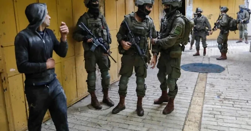 İsrail əsgərləri bomba atan fələstinlini zərərsizləşdiriblər, 16 yaşlı döyüşçünün cəsədi götürülüb