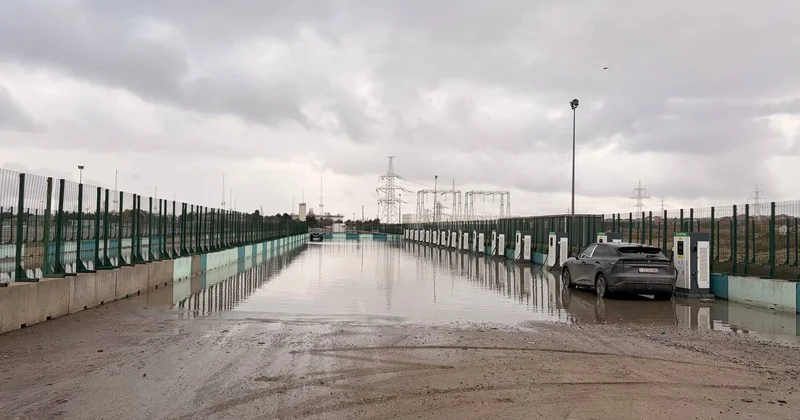 Bu ərazidə elektrodoldurma məntəqəsi hələ də su altındadır