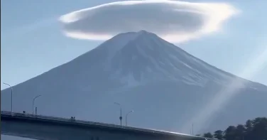 Лентикулярное облако над вулканом Фудзи ВИДЕО