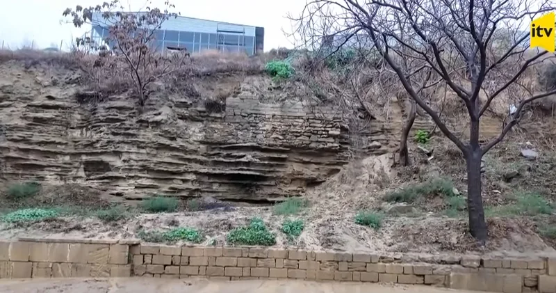 Bakının mərkəzində TƏHLÜKƏ: Yağışın fəsadları... VİDEO