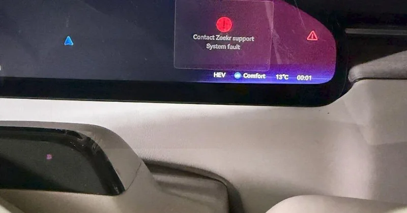 Китайский электрокар замёрз и заблокировался на трассе ВИДЕО