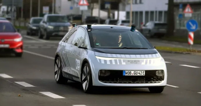 Volkswagen sükansız və pedalsız avtomobilin sınaqlarına başlayıb