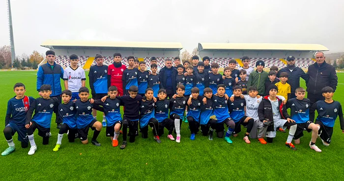 Ayxan Abbasov Ağsuda yeniyetmə futbolçularla görüşdü