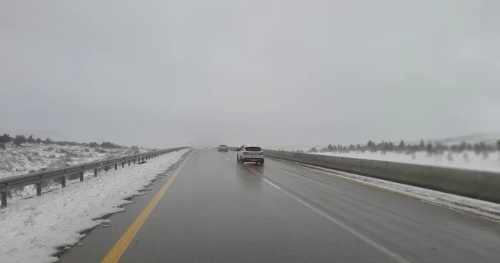 Bu avtomopbil yolunda buzlaşma yarandı