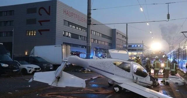 Самолет экстренно приземлился на оживленной улице в Германии есть пострадавшие ФОТО