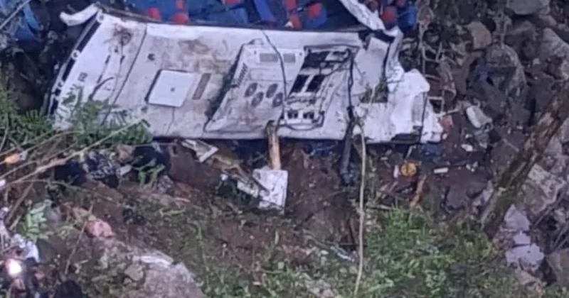 Kolumbiyada məktəb avtobusu qəzaya uğrayıb, on altı nəfər ölüb