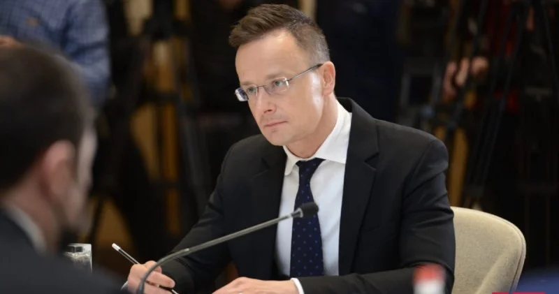 Siyarto və Sikorski sosial mediada Rusiyaya görə mübahisə edib