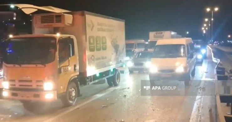 Qaradağda ağır qəsa 5 avtomobil toqquşdu KONKRET