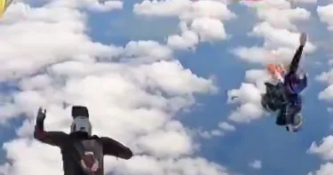 Парашют скайдайвера застрял на хвосте самолёта в Австралии ВИДЕО