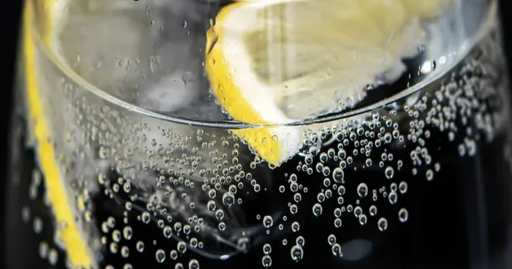 Dietoloqlar bir mifi dağıtdılar: səhər limonlu su içmək düşündüyünüzü etmir