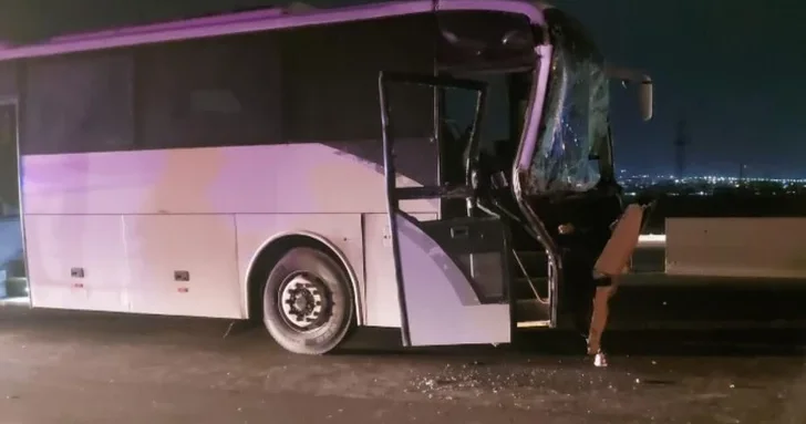 В Абшеронском районе столкнулись легковушка и пассажирский автобус