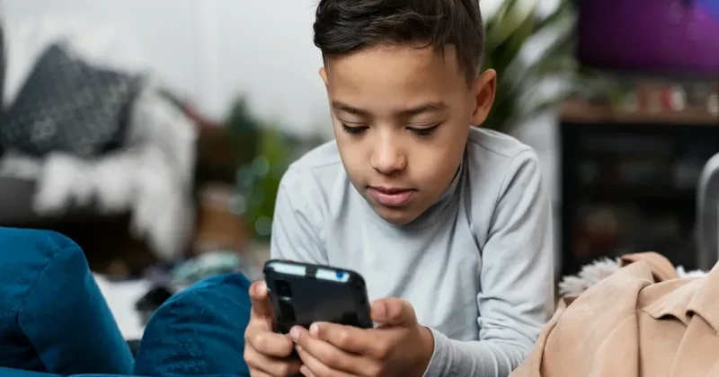 Almanların əksəriyyəti uşaqlar üçün sosial şəbəkələrdən istifadənin qadağasını istəyir