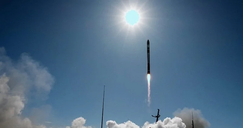 Amerikanın Electron raketi YATA nın eksperimental peykini orbitə çıxarıb