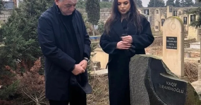 Fəxrəddin Manafov onun məzarı başında Video