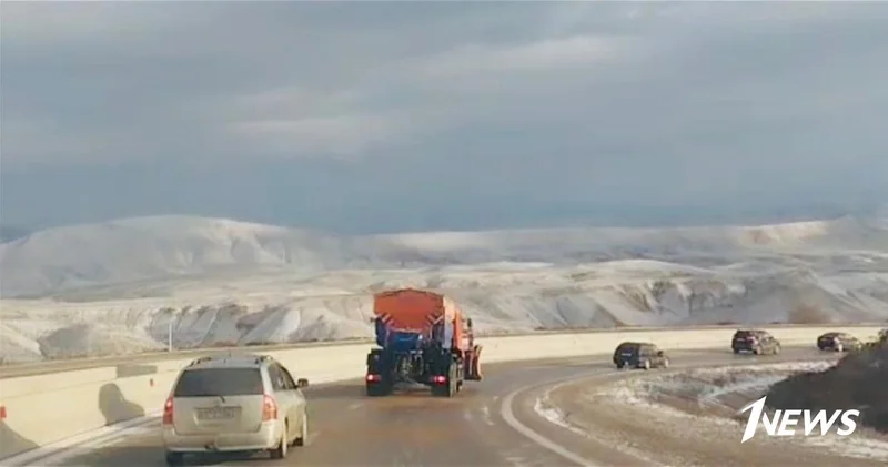 Гололед затруднил движение автотранспорта по трассе Баку Шамахы ВИДЕО