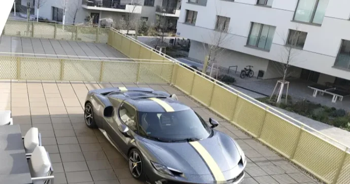 Unikal qış dayanacağı: “Ferrari”ni eyvana çıxartdı