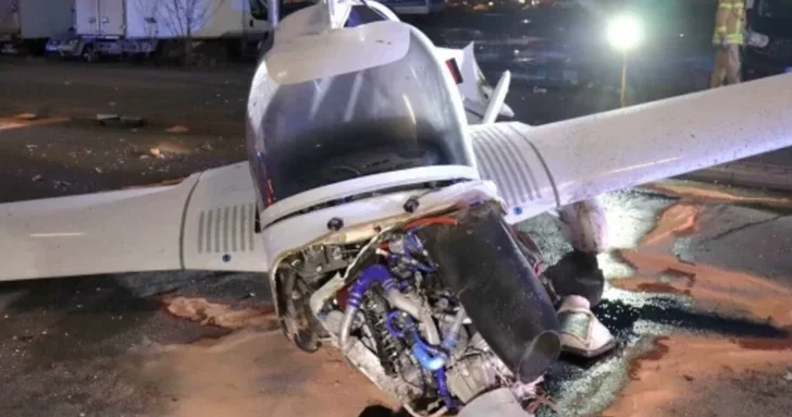 В Германии самолет совершил аварийную посадку на оживленную улицу, есть пострадавшие