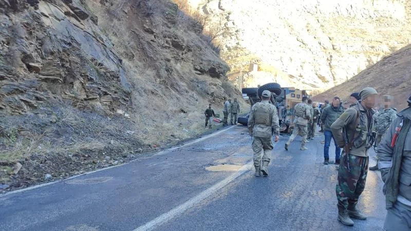 Hərbi maşın aşdı, yaralılar var