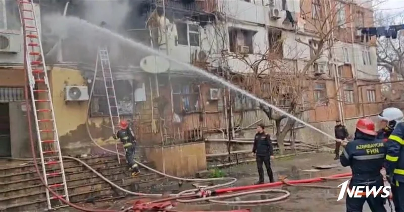 В Баку потушен пожар в жилом здании ФОТО ВИДЕО ОБНОВЛЕНО