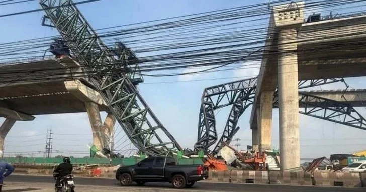 Строительный кран обрушился на автомагистраль в Таиланде, есть погибшие