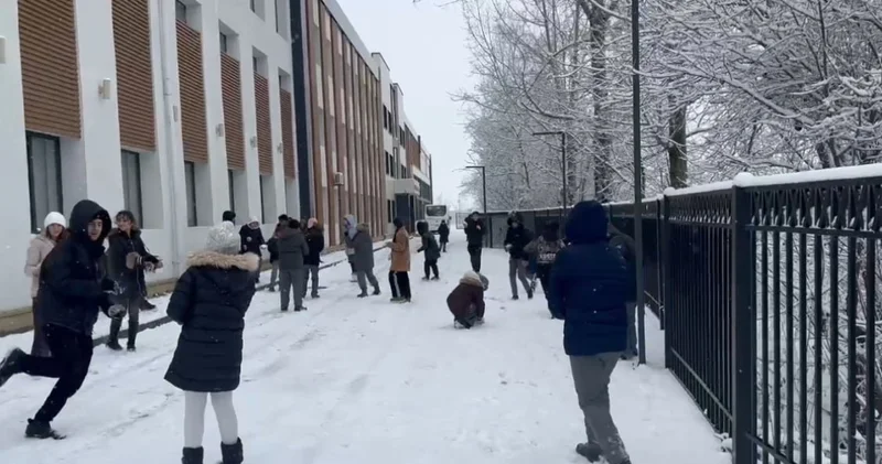 Laçında məktəblilərin qar sevinci FOTO