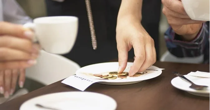 Штраф за грубую лексику получили клиенты в бакинском ресторане ФОТО