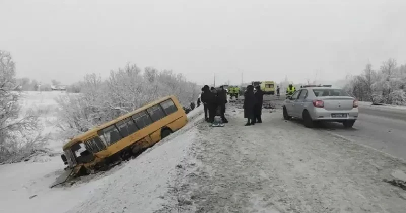 Школьный автобус попал в аварию с двумя легковыми машинами в России